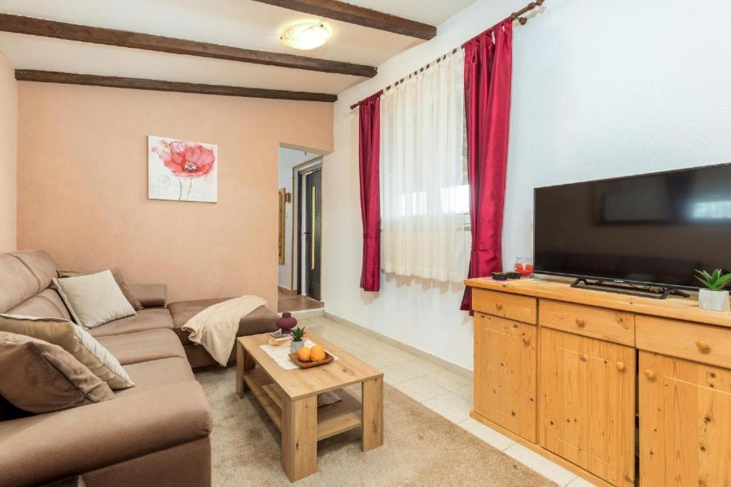 Apartment Mladenka プーラ エクステリア 写真