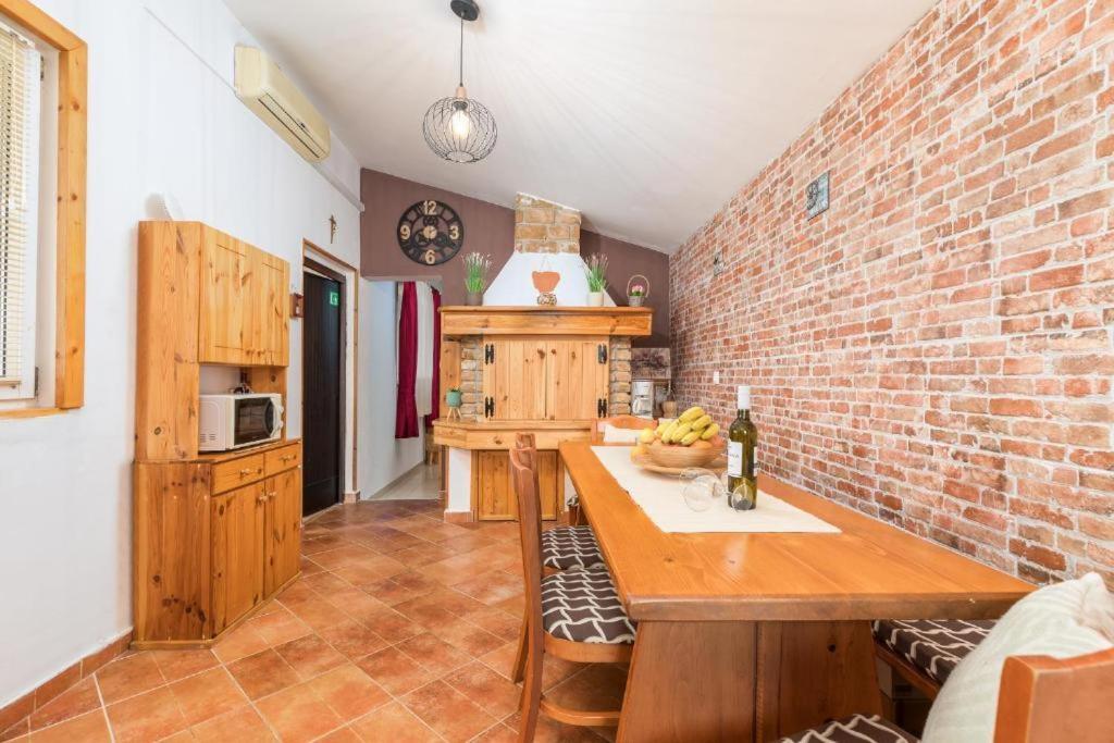 Apartment Mladenka プーラ エクステリア 写真