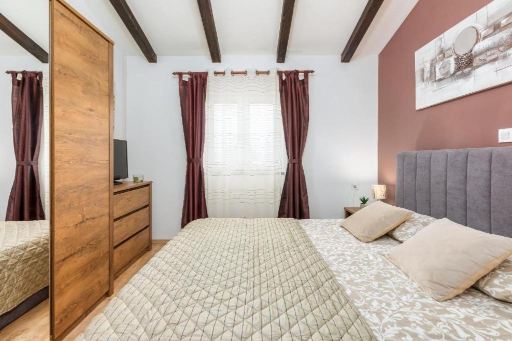 Apartment Mladenka プーラ エクステリア 写真