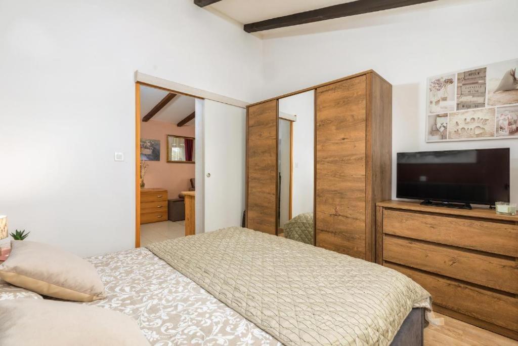 Apartment Mladenka プーラ エクステリア 写真