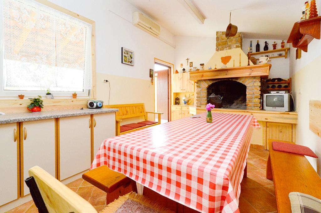 Apartment Mladenka プーラ 部屋 写真