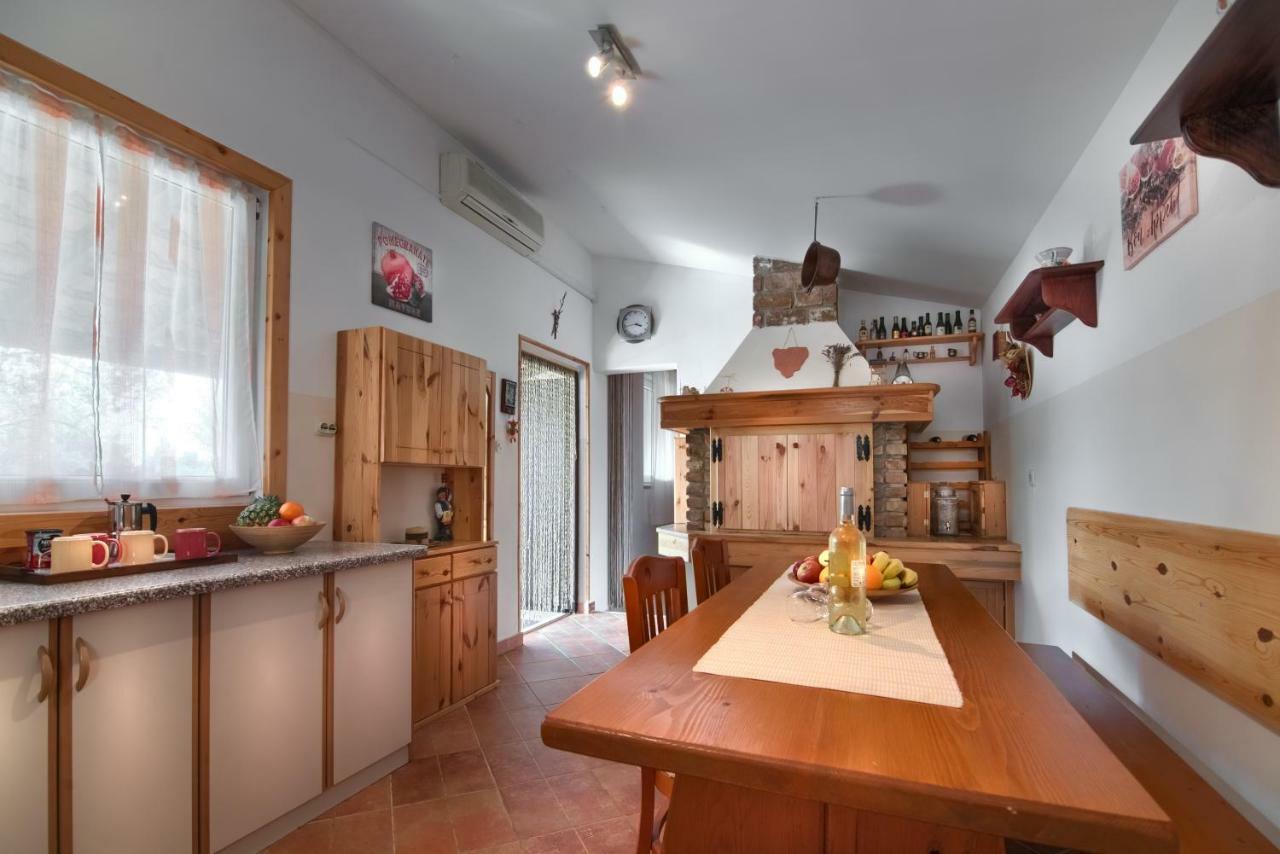 Apartment Mladenka プーラ エクステリア 写真
