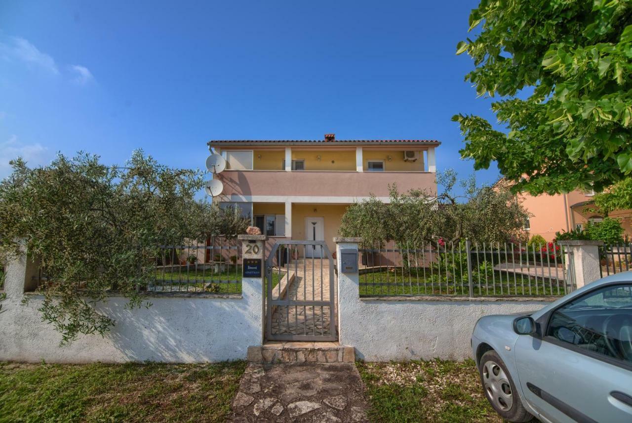 Apartment Mladenka プーラ エクステリア 写真