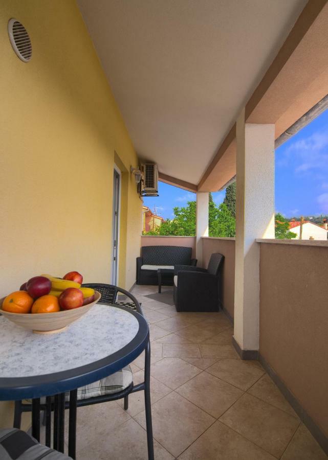 Apartment Mladenka プーラ エクステリア 写真