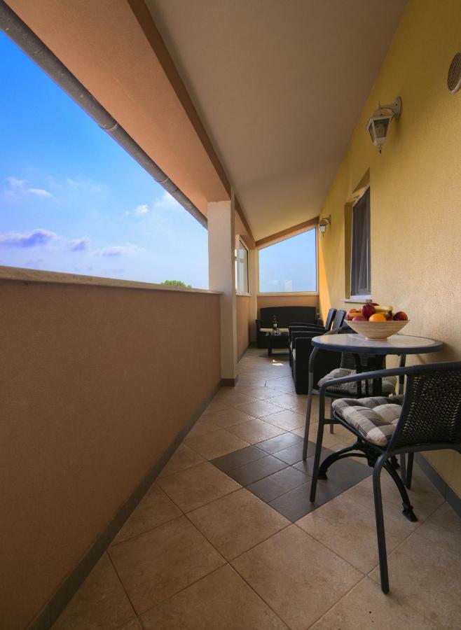 Apartment Mladenka プーラ エクステリア 写真