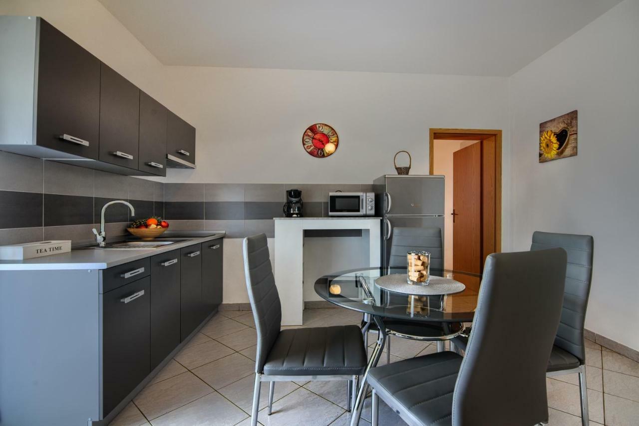 Apartment Mladenka プーラ エクステリア 写真